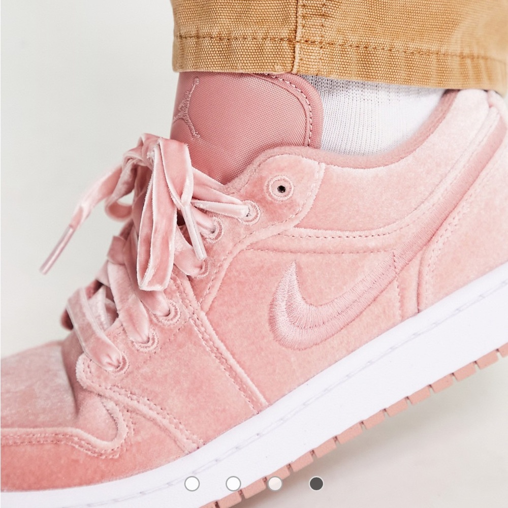 Air Jordan 1 Low SE velvet trainers